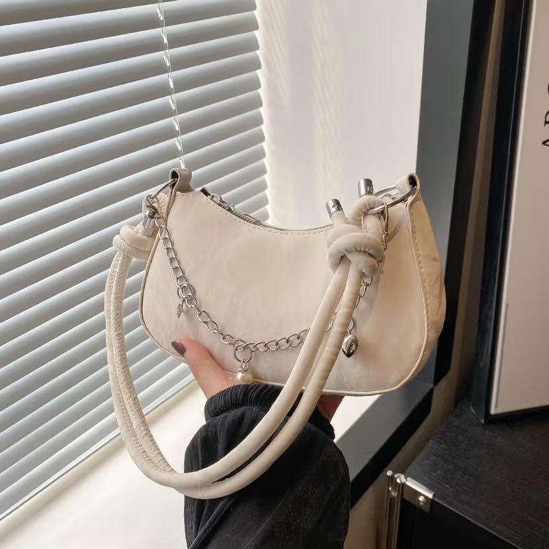 Bolso de mano con exquisitos adornos de herrajes