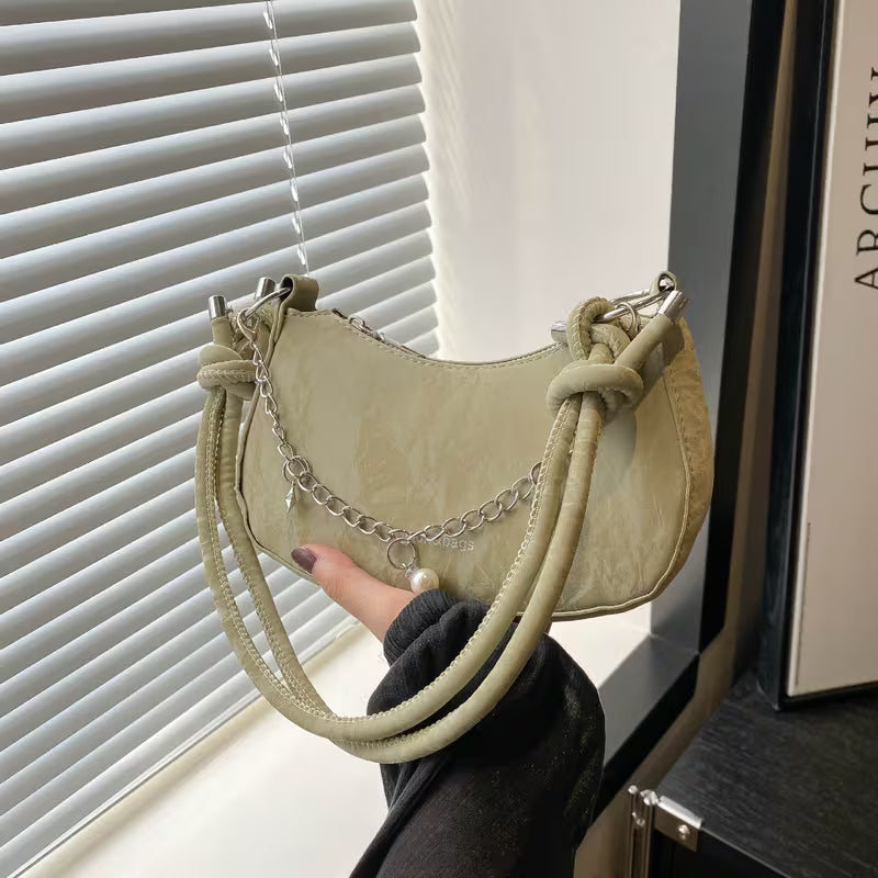 Bolso de mano con exquisitos adornos de herrajes