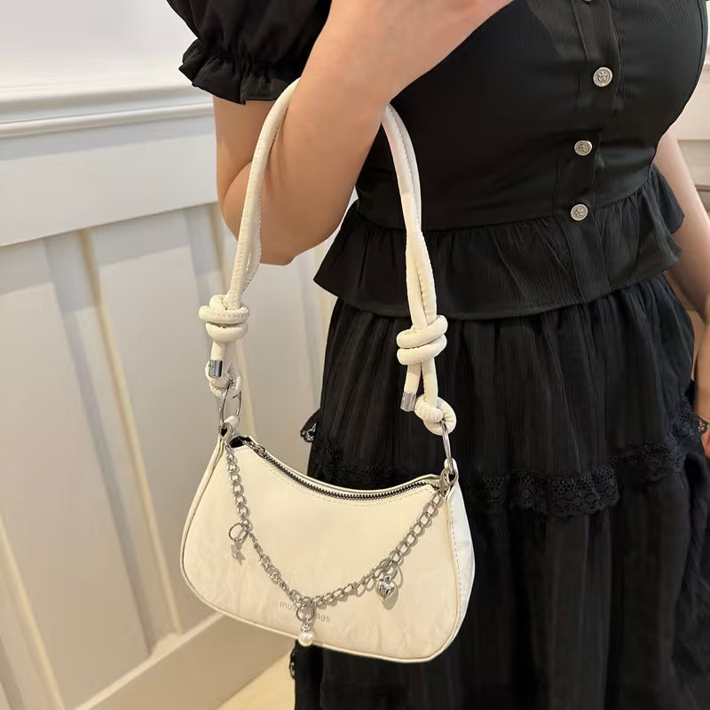 Bolso de mano con exquisitos adornos de herrajes