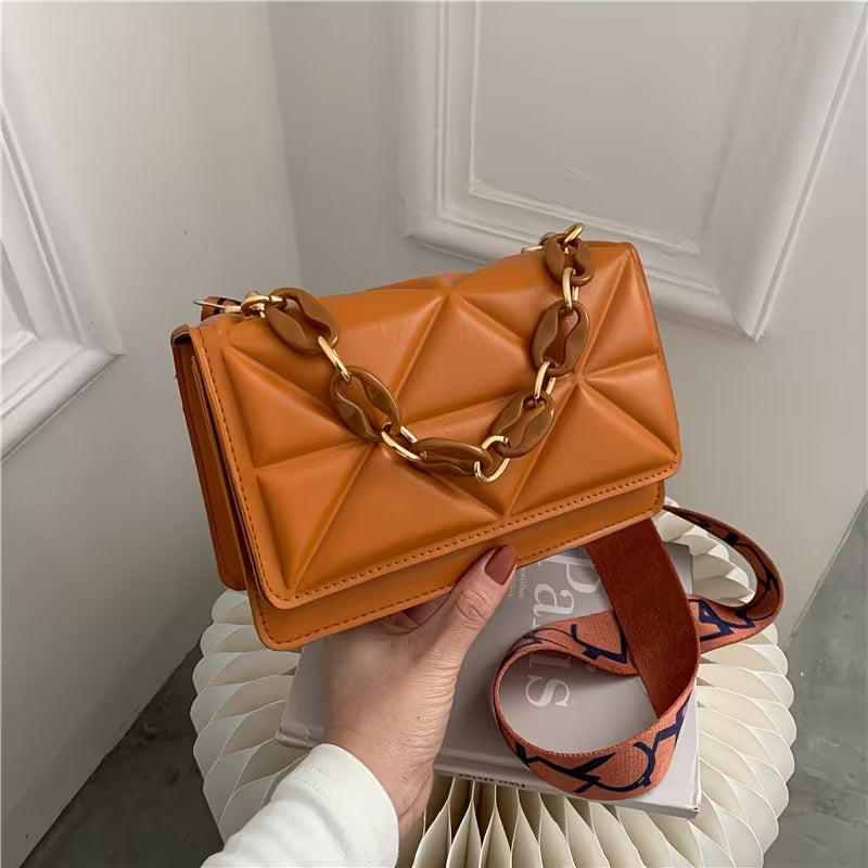 Bolso de hombro y bandolera con correa ancha y textura