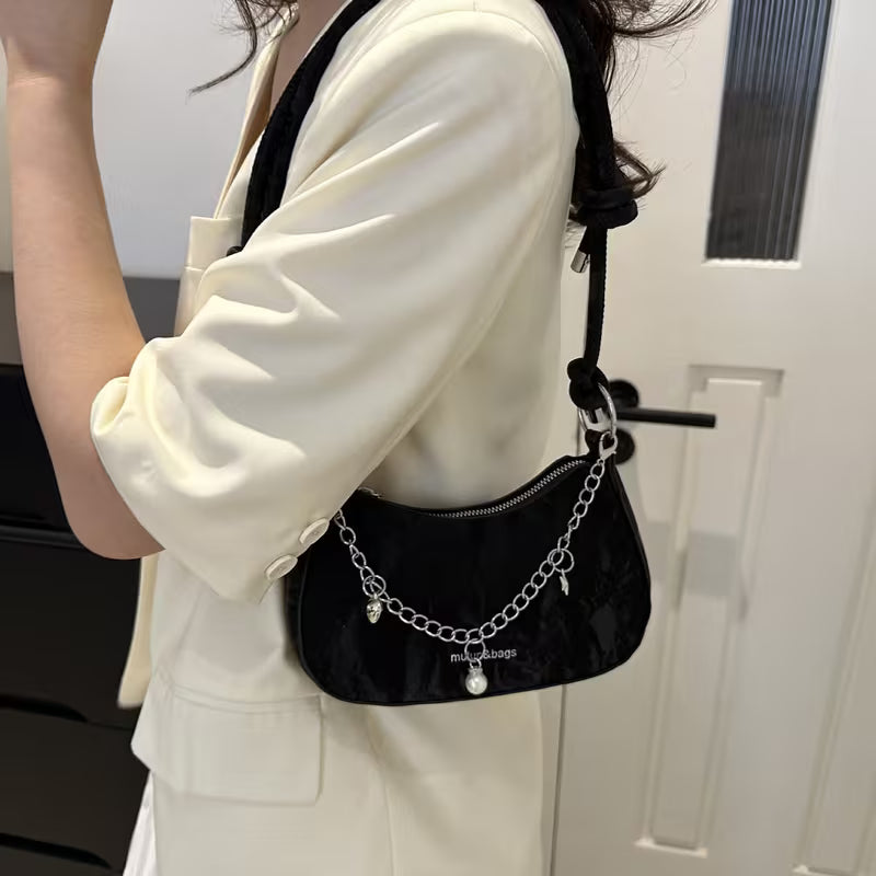 Bolso de mano con exquisitos adornos de herrajes