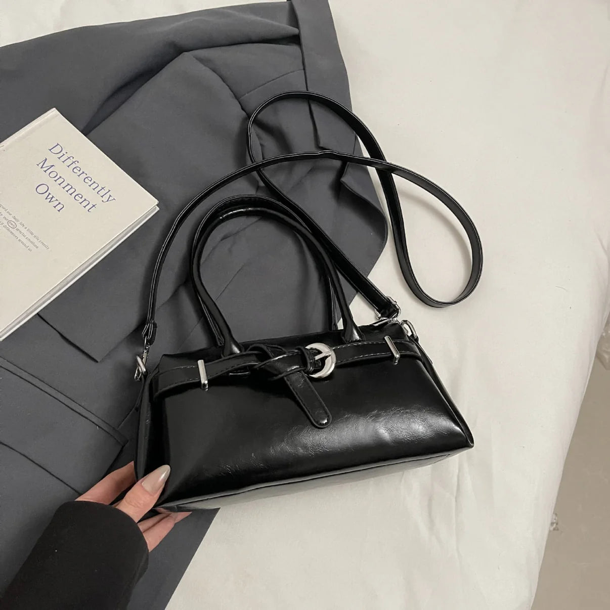 Bolso de diseño elegante y minimalista con correa larga ajustable