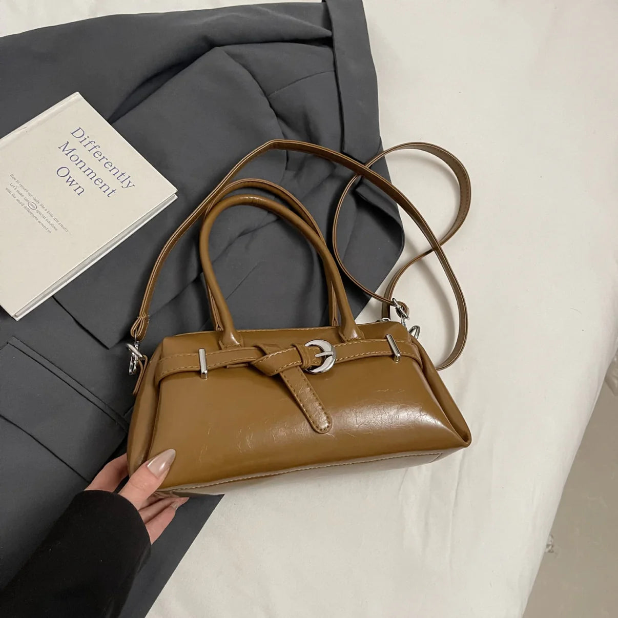 Bolso de diseño elegante y minimalista con correa larga ajustable