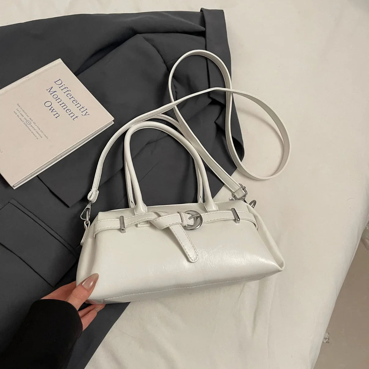Bolso de diseño elegante y minimalista con correa larga ajustable