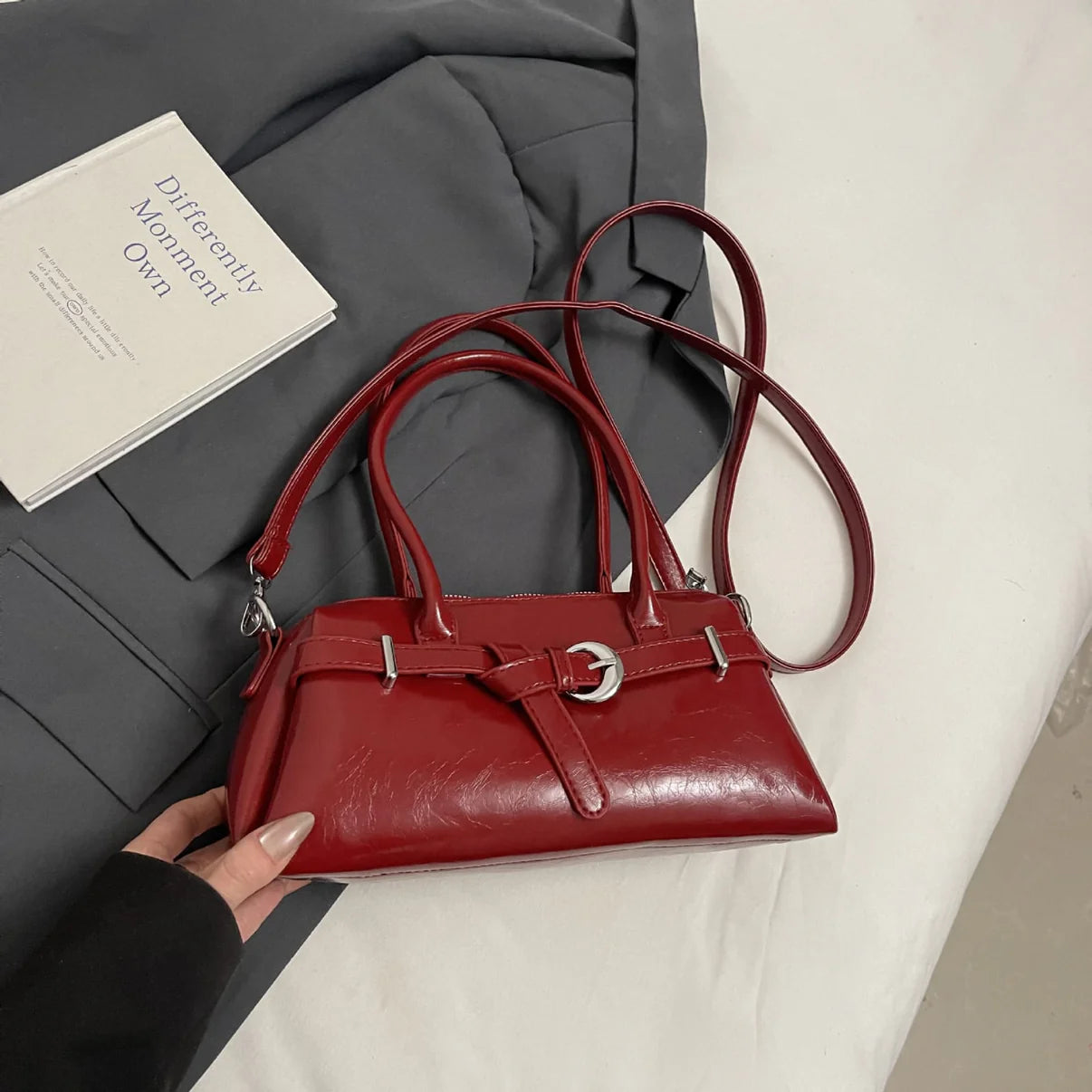 Bolso de diseño elegante y minimalista con correa larga ajustable