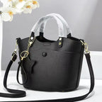 Bolso de mano con detalle de estrella decorativa