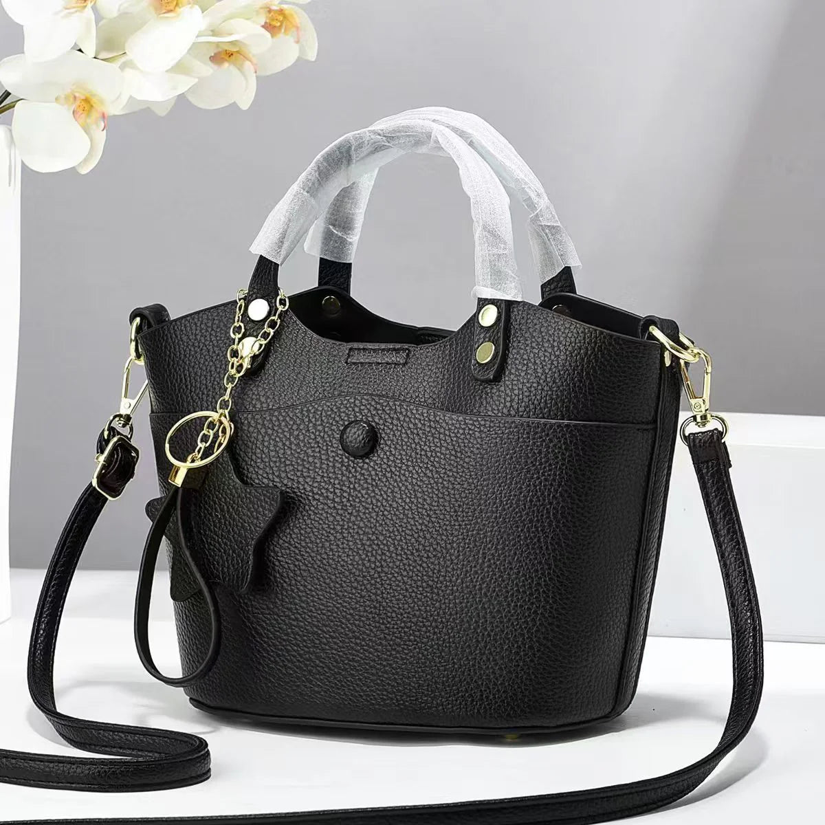 Bolso de mano con detalle de estrella decorativa