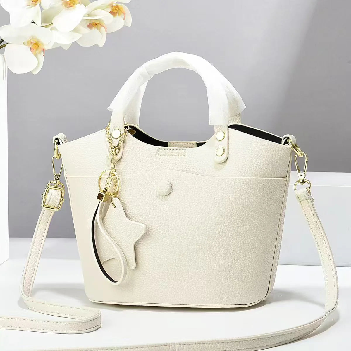 Bolso de mano con detalle de estrella decorativa