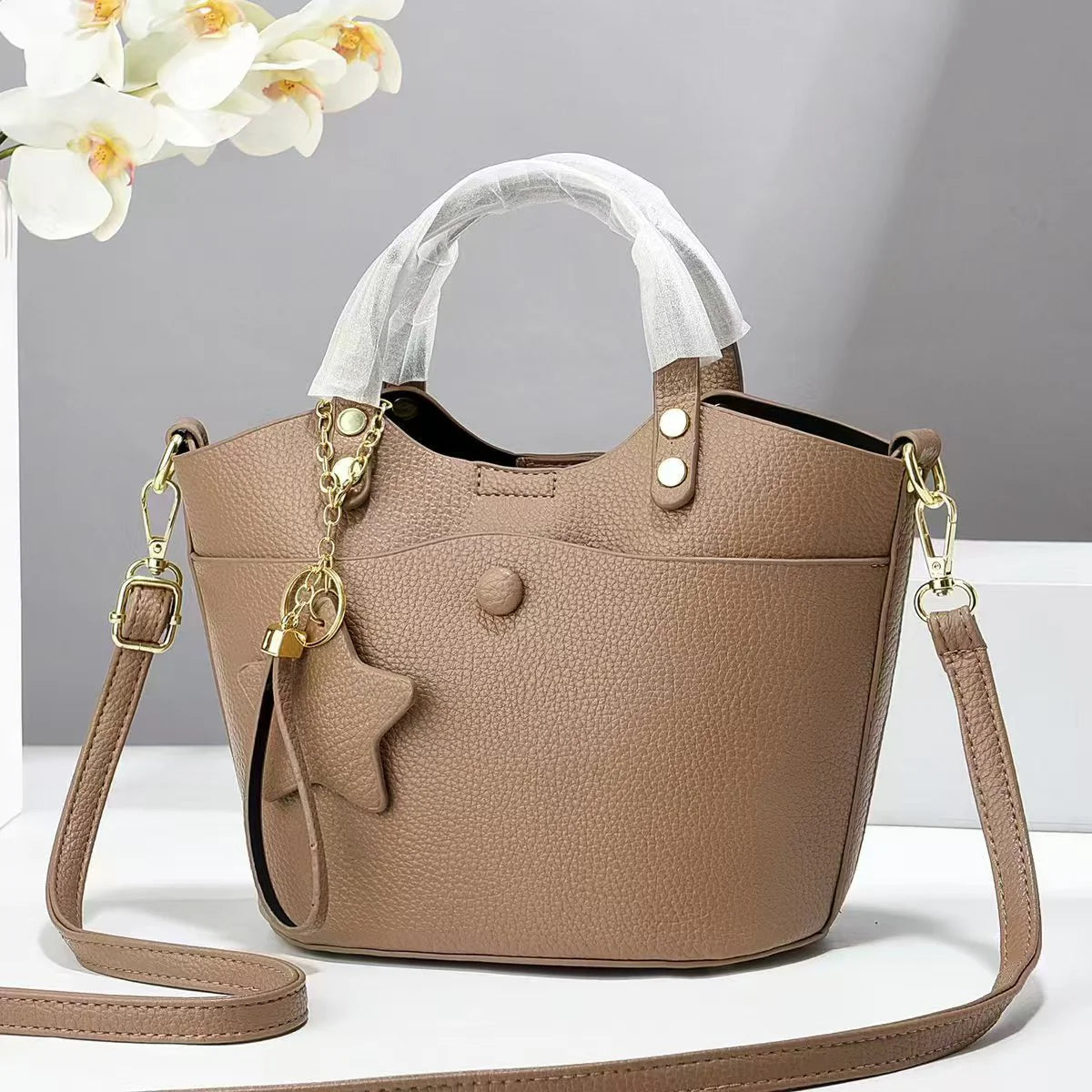 Bolso de mano con detalle de estrella decorativa