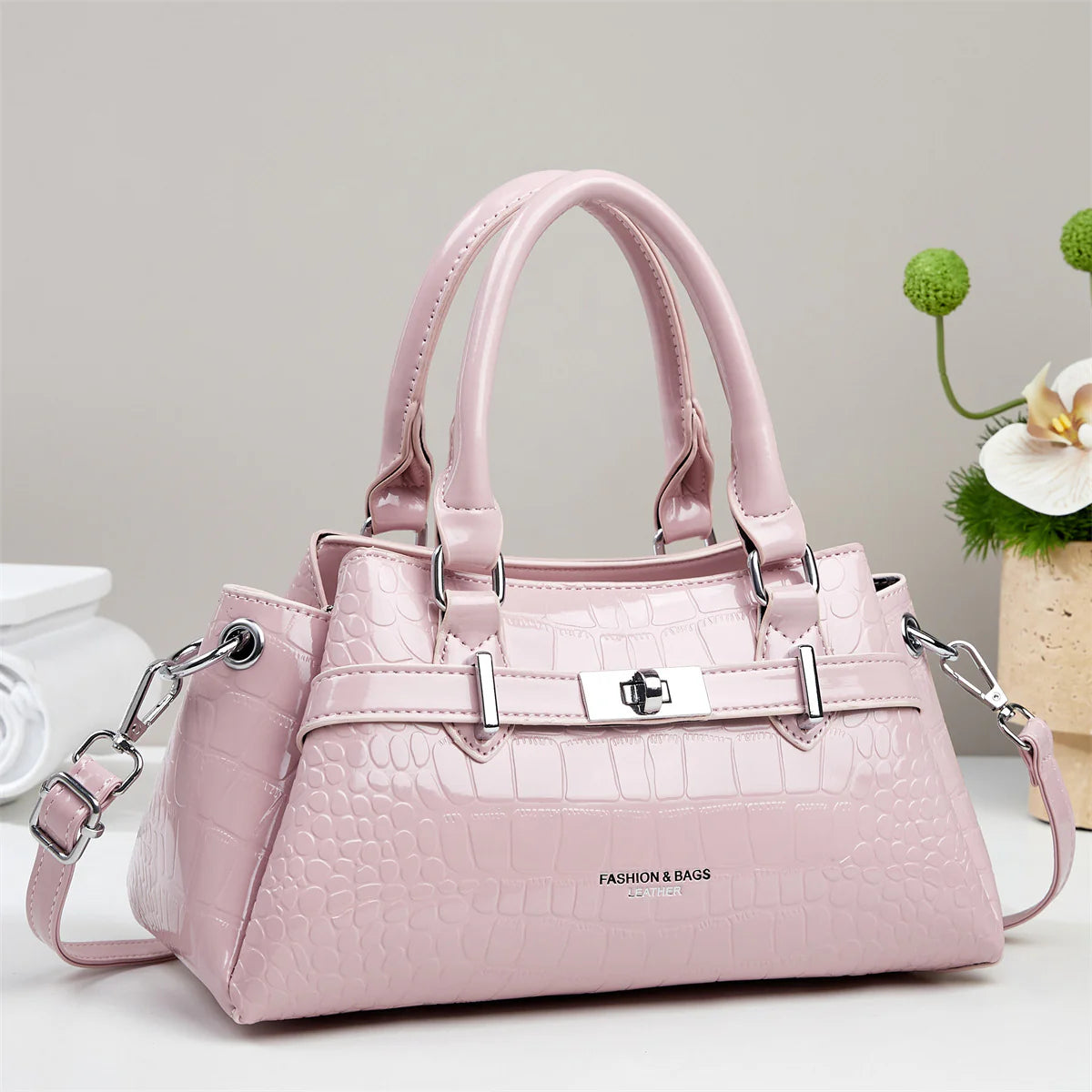 Bolso de mano elegante con acabado texturizado