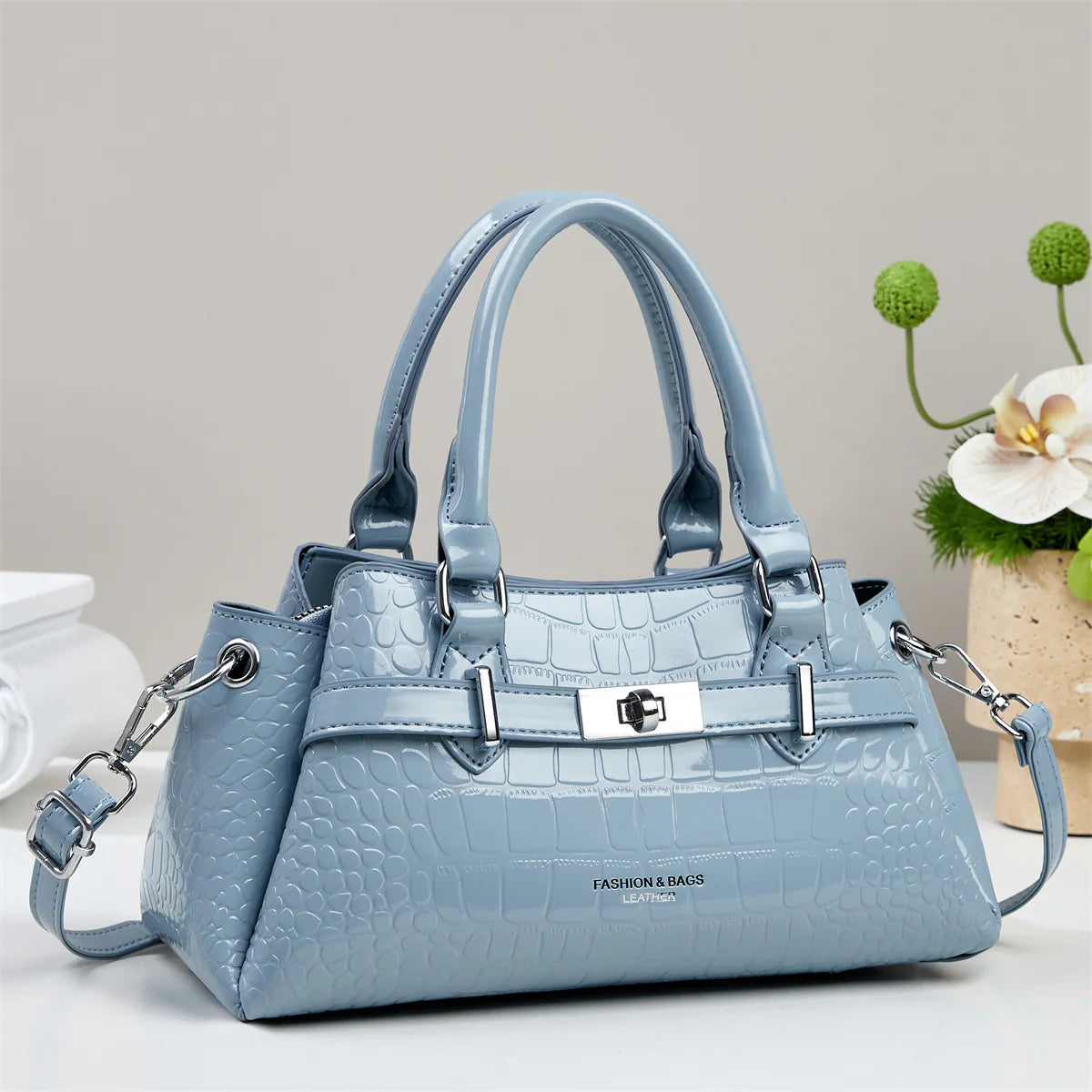 Bolso de mano elegante con acabado texturizado