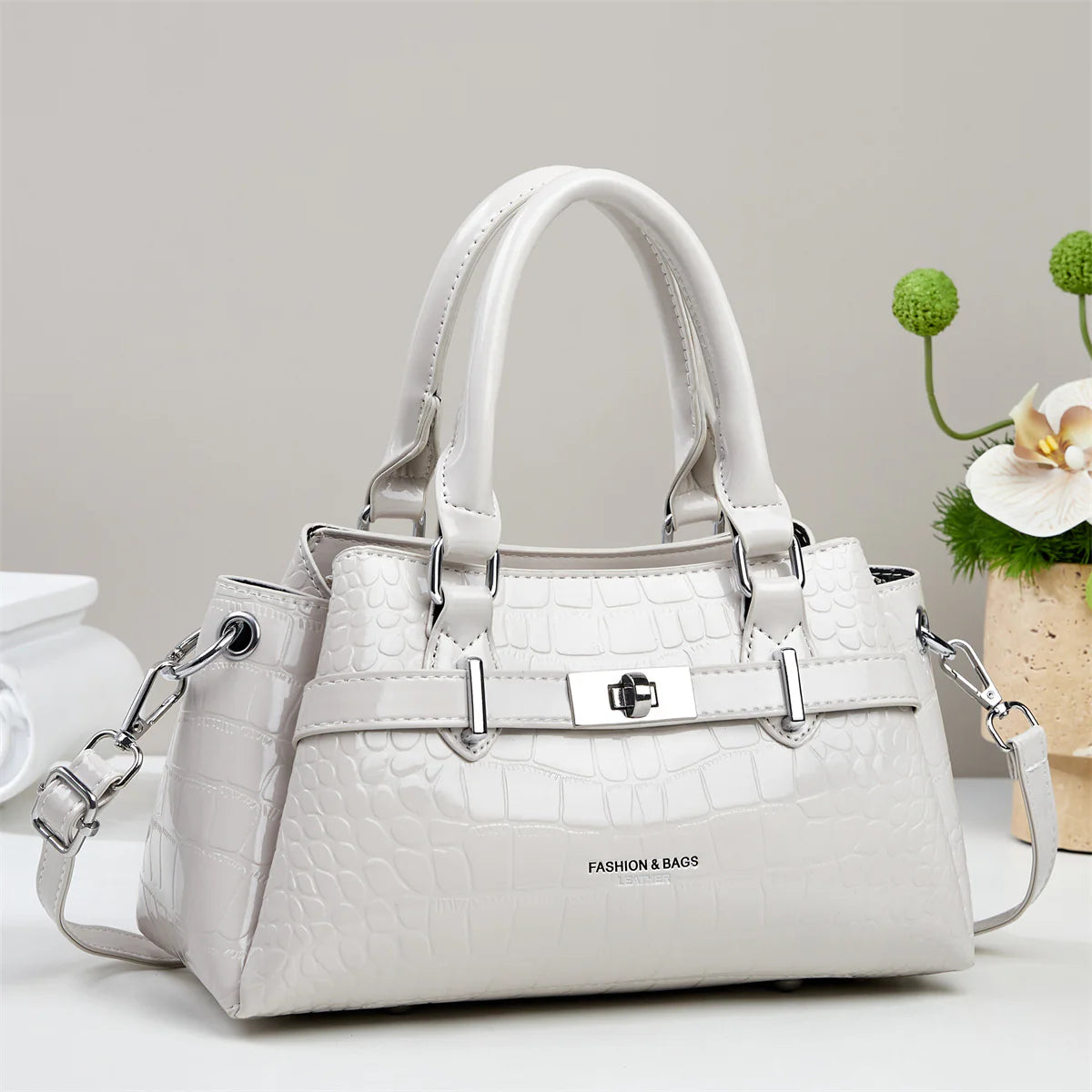 Bolso de mano elegante con acabado texturizado