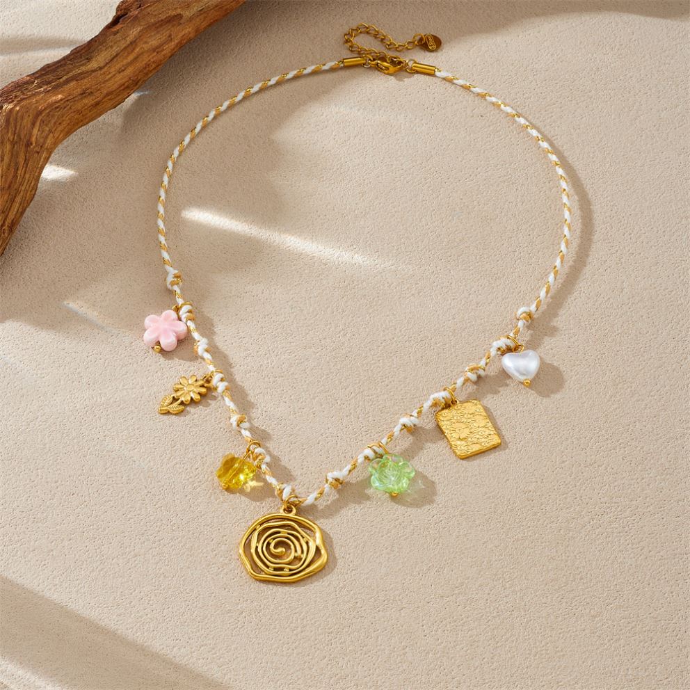 Collar con Dijes de Flor, Corazón, Cuadrado y Rueda Solar