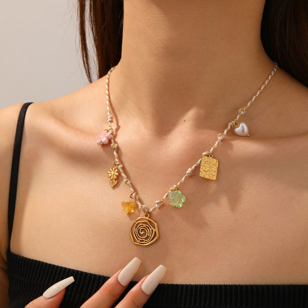 Collar con Dijes de Flor, Corazón, Cuadrado y Rueda Solar