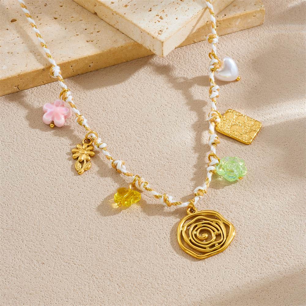 Collar con Dijes de Flor, Corazón, Cuadrado y Rueda Solar