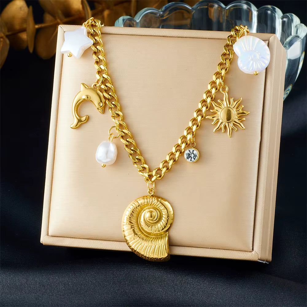 Collar de Estilo Marino en Acero Inoxidable con dijes Delfín y Concha de mar