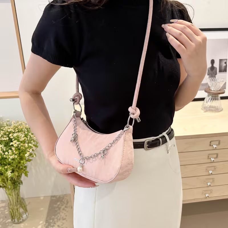 Bolso de mano con exquisitos adornos de herrajes