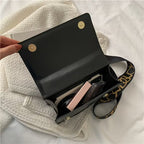 Bolso de hombro y bandolera con correa ancha y textura