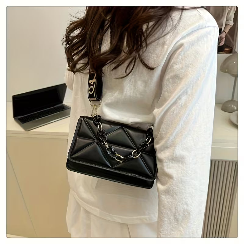 Bolso de hombro y bandolera con correa ancha y textura