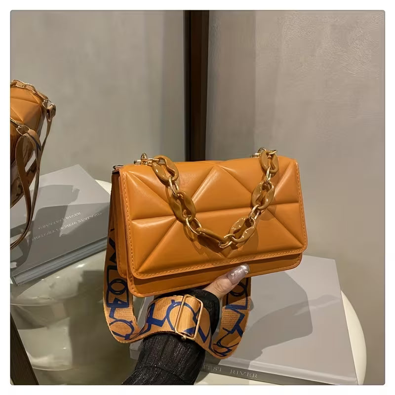 Bolso de hombro y bandolera con correa ancha y textura