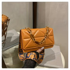 Bolso de hombro y bandolera con correa ancha y textura